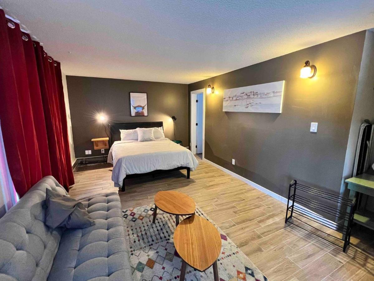 Apartment One Bedroom Near Whyte Ave Close To Edmonton