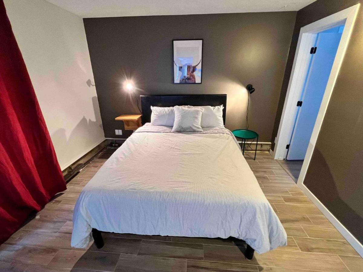 One Bedroom Near Whyte Ave Close To Apartment Edmonton