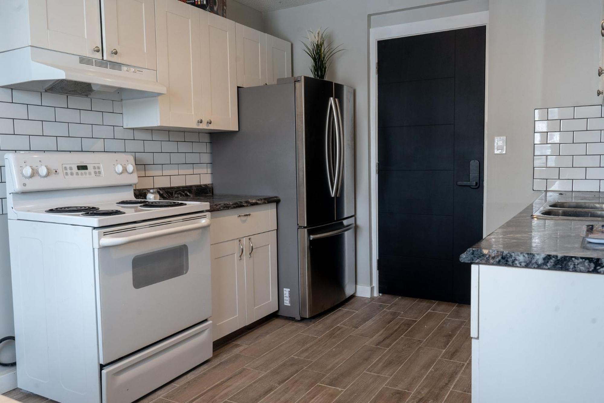 One Bedroom Near Whyte Ave Close To * Edmonton