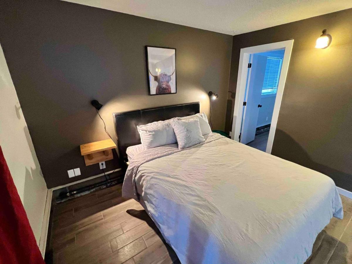 One Bedroom Near Whyte Ave Close To Apartment *